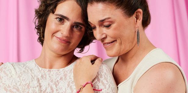 2 vriendinnen staan dicht bij elkaar