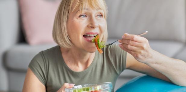 Vrouw eet salade