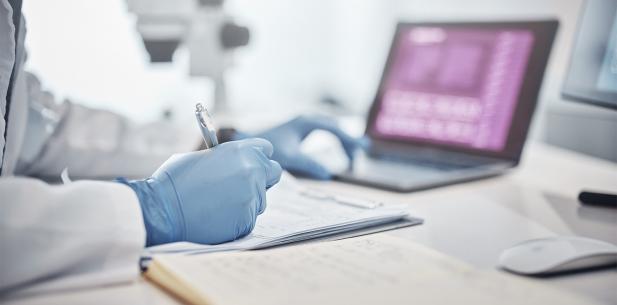 onderzoeker op laptop