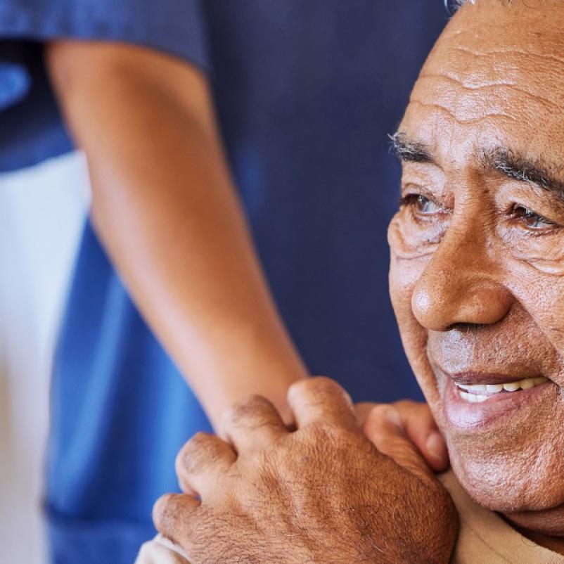 Man krijgt hand op de schouder