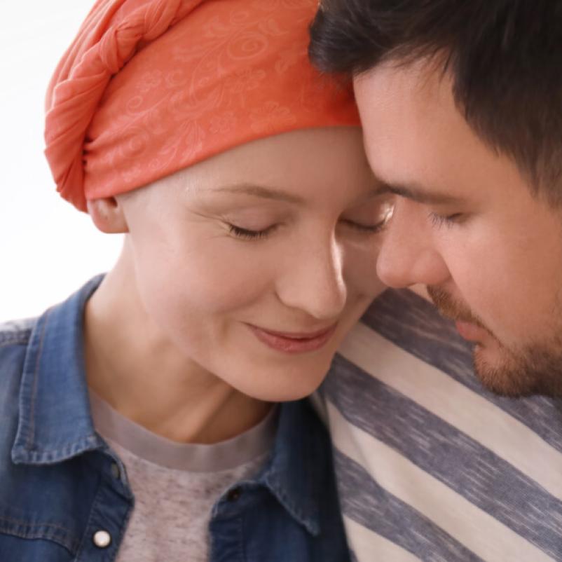 Partner troost vrouw met hoofddoek om