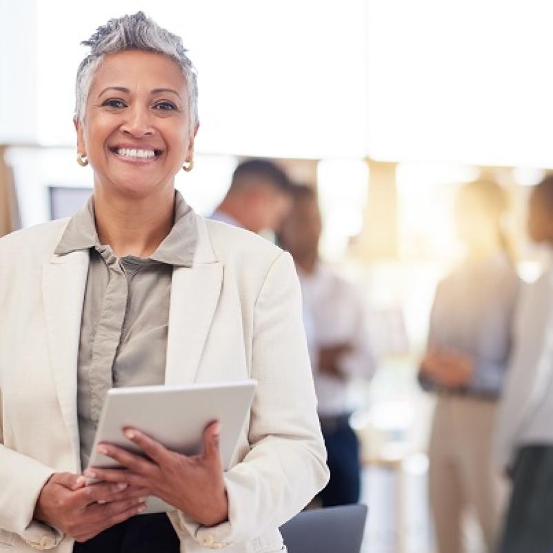 Vrouw met tablet in kantooromgeving