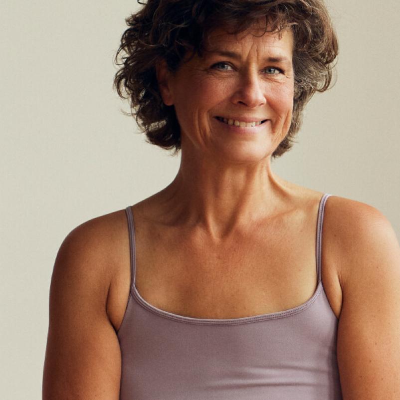 Glimlachende vrouw doet yoga