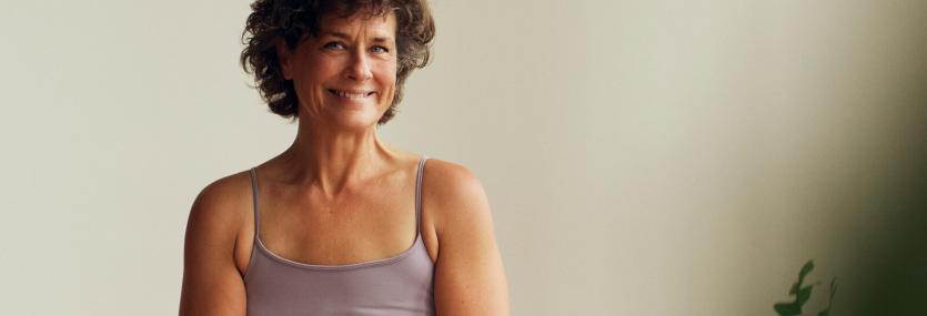 Glimlachende vrouw doet yoga