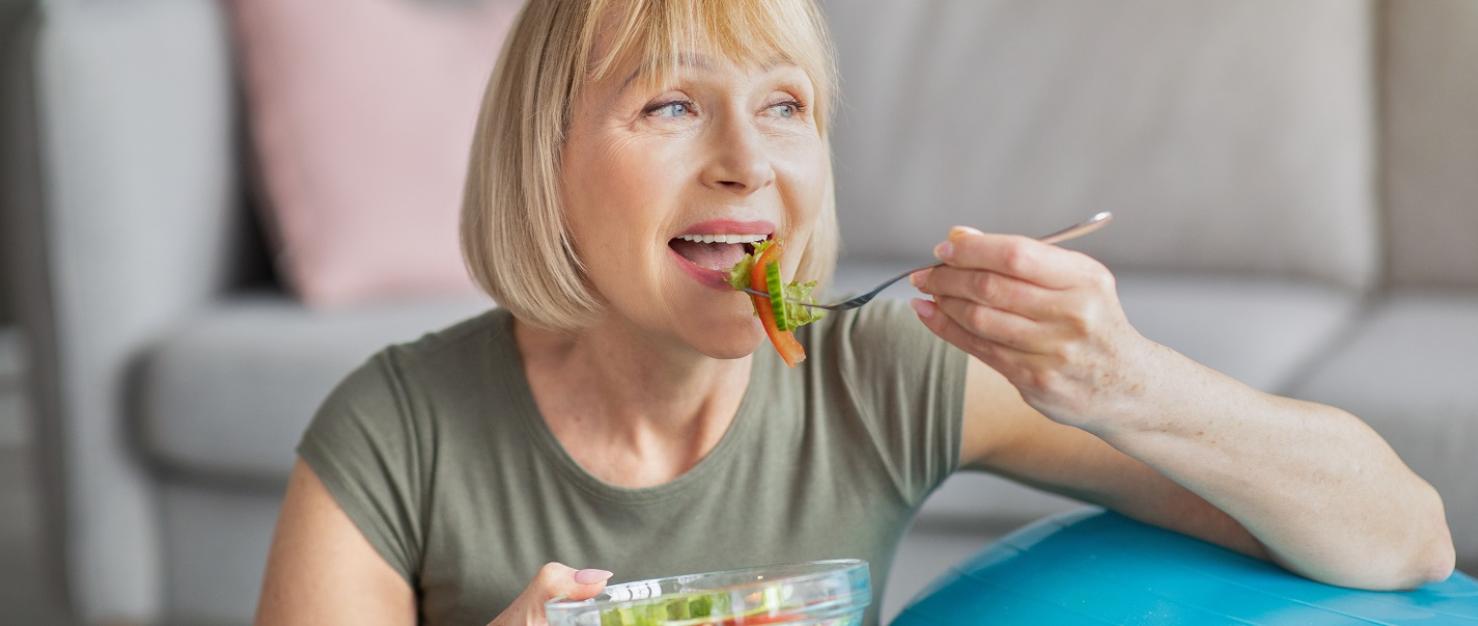 Vrouw eet salade