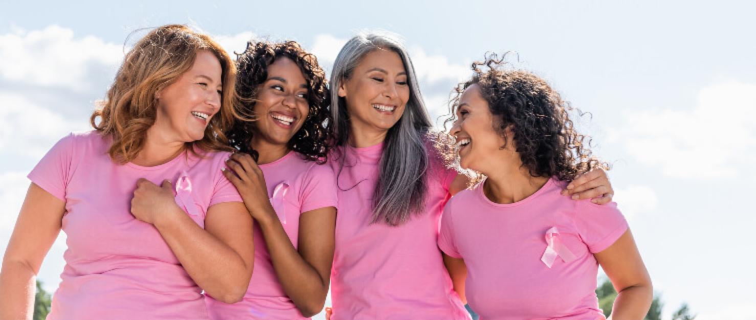 Groep vrouwen in roze shirtjes buiten