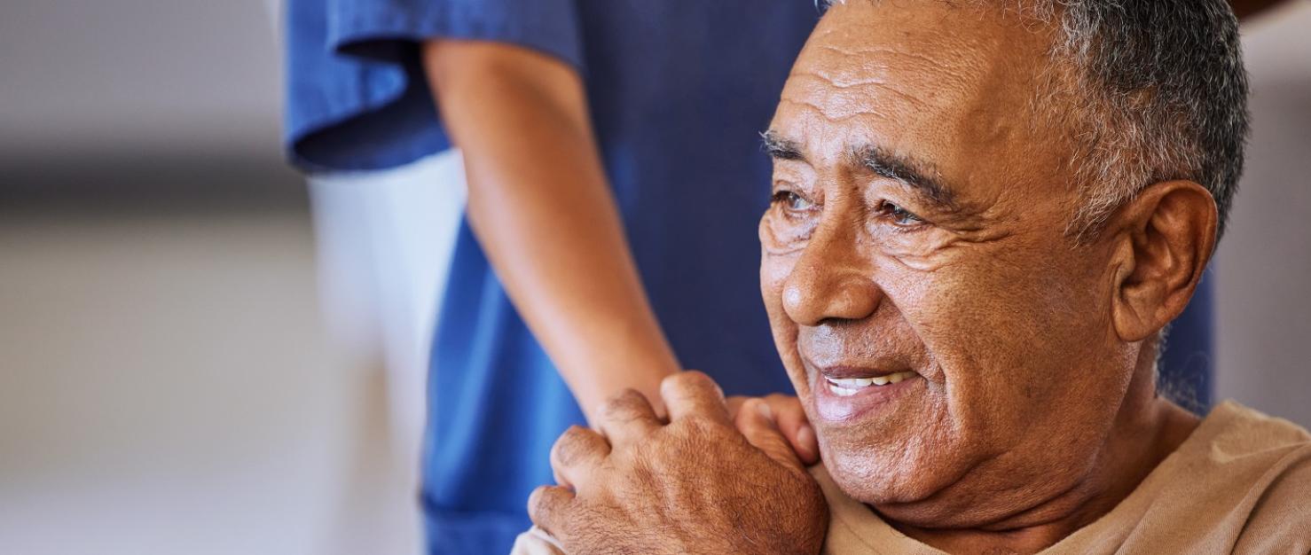 Man krijgt hand op de schouder