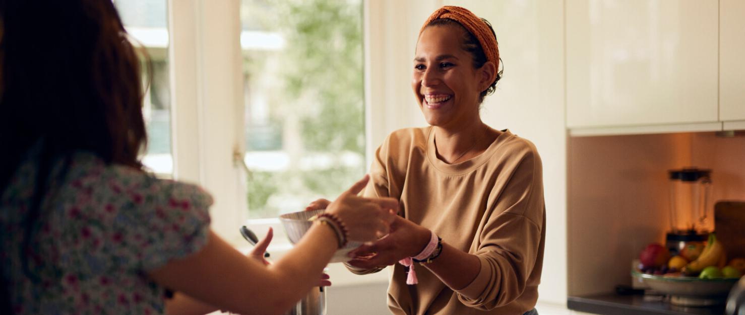 Vrouw met vriendin in keuken