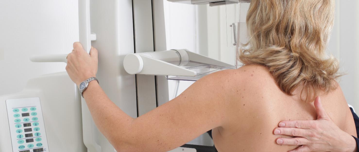 Vrouw krijgt mammografie