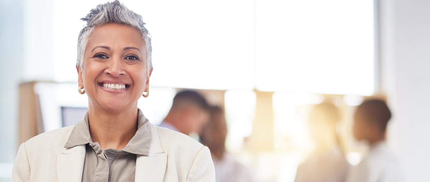 Vrouw in kantooromgeving, collega's op achtergrond