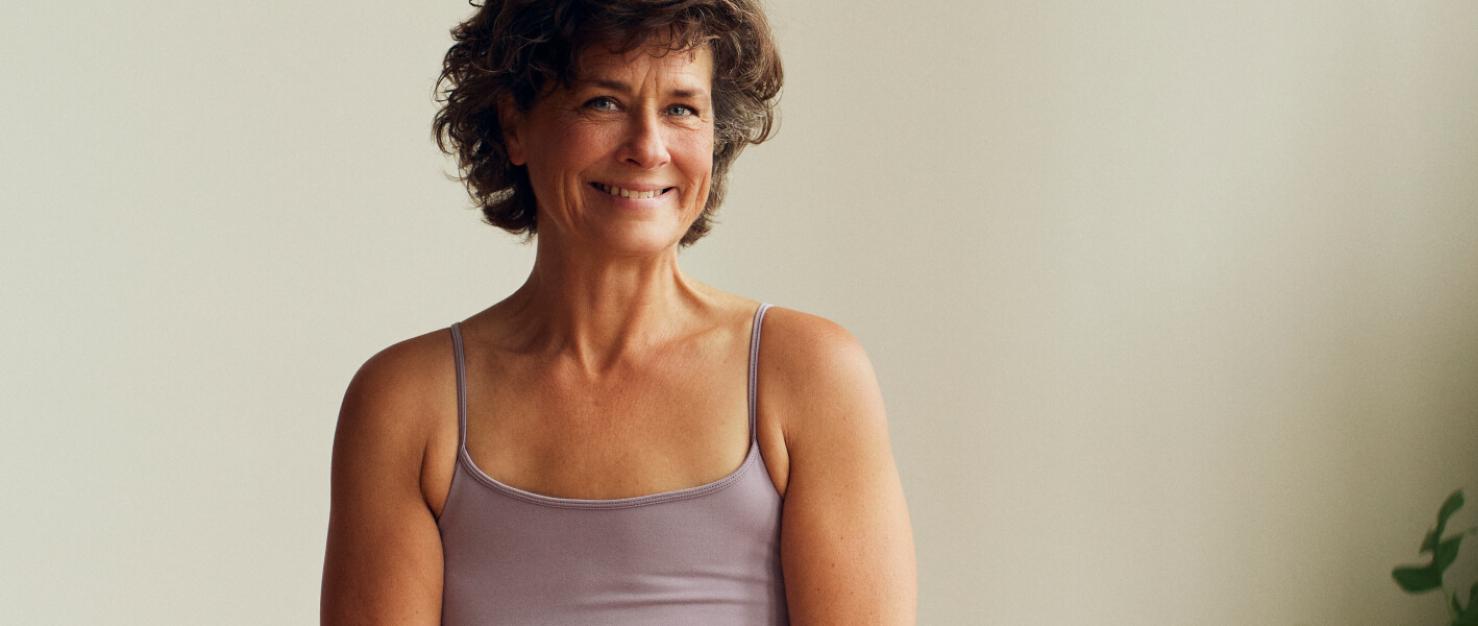 Glimlachende vrouw doet yoga