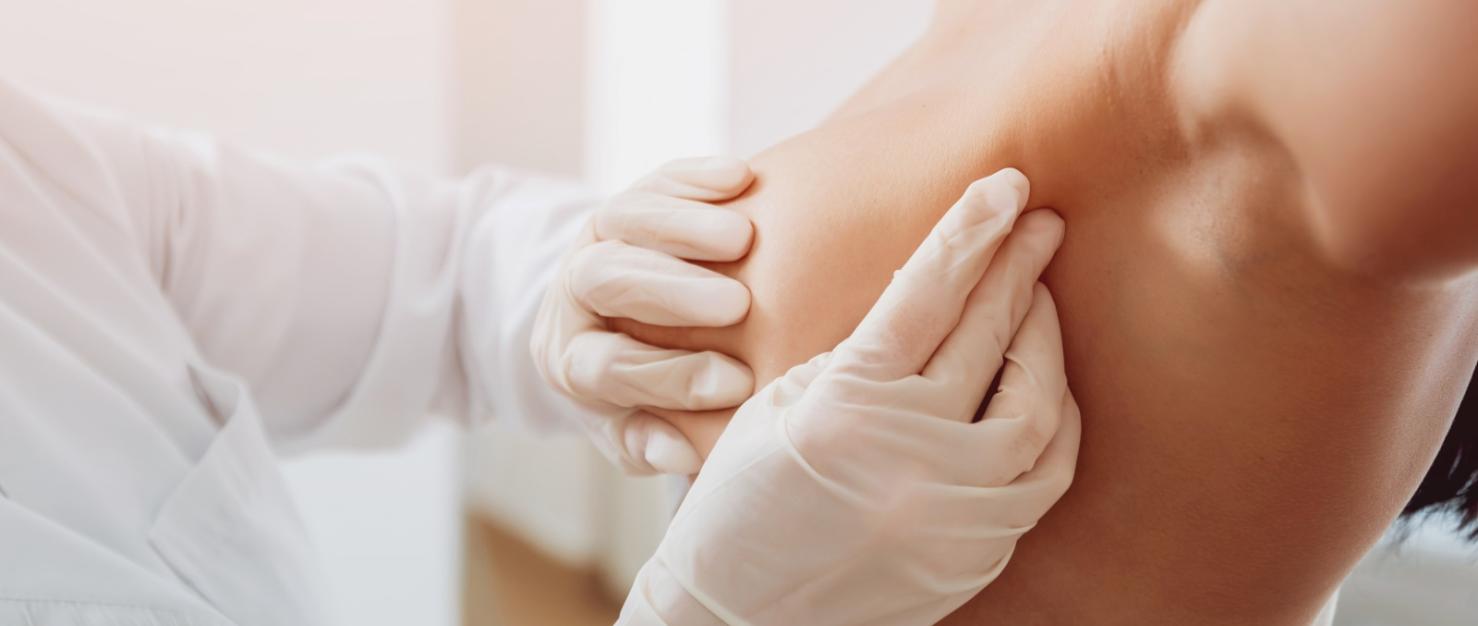 een dokter onderzoekt de borst