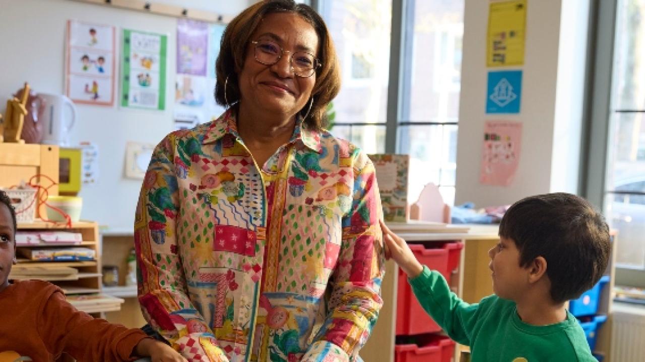 Schooljuf met kleuters in de klas