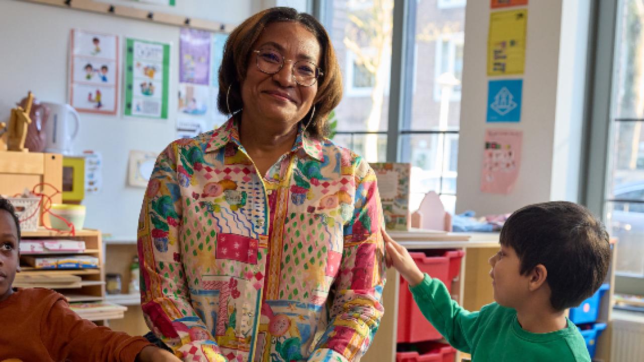 Schooljuf met kleuters in de klas